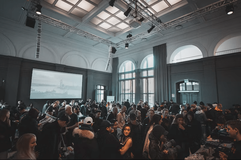"Encontro Cultural" Imagem de sala com pessoas